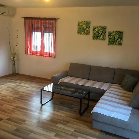 Una*** Apartman