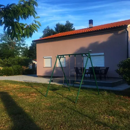Apartman Una***