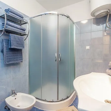 Una*** Apartman